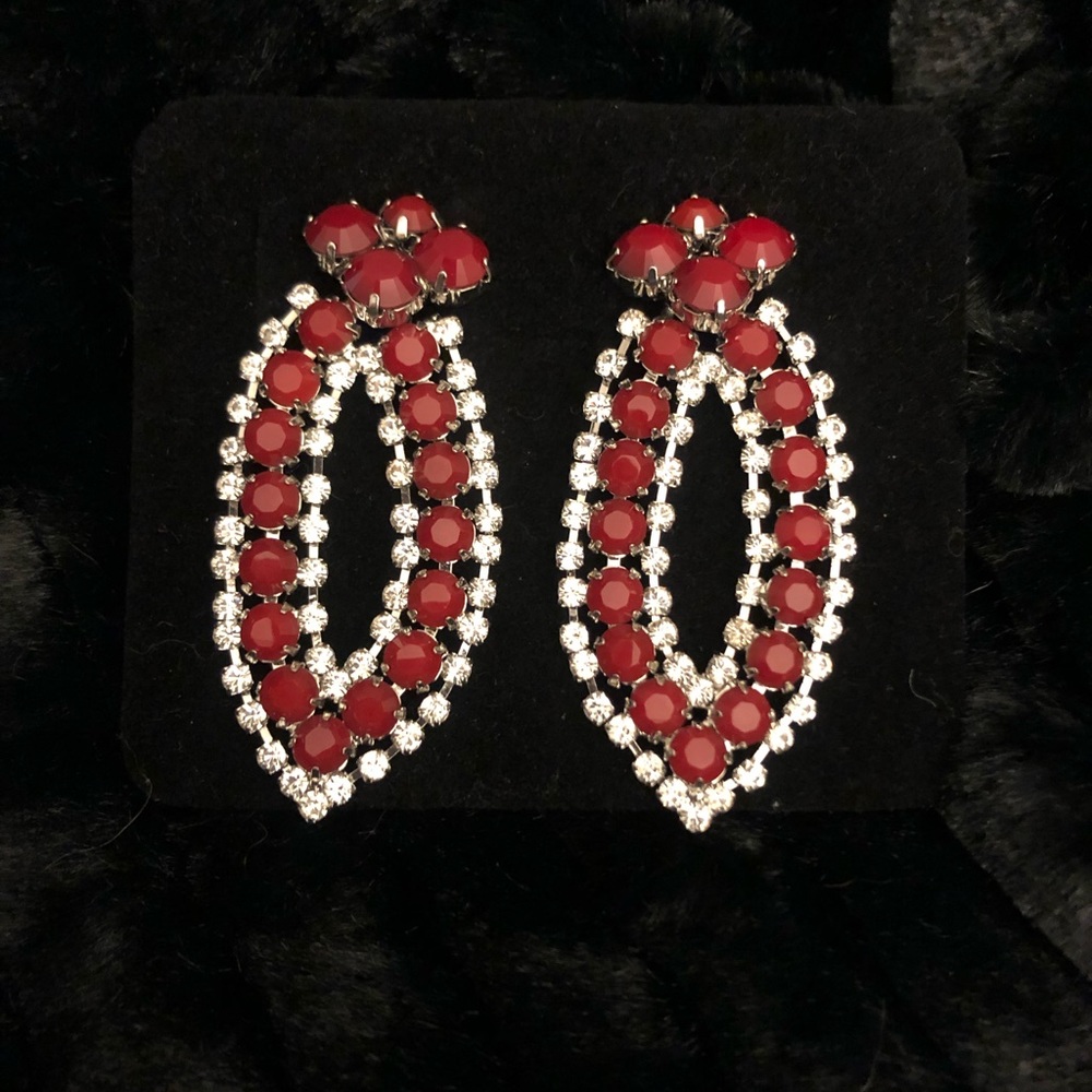New- beautiful earrings for pierced ear’s measure 2.5”.